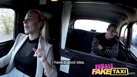 De gemene taxichauffeur berijdt de lul van haar passagier