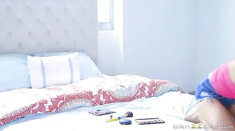 Putain de petite sœur, mais ne me mets pas ton cul en face, femme, ça...