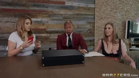 As duas vadias querem ter o advogado do lado delas...