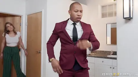As duas vadias querem ter o advogado do lado delas...