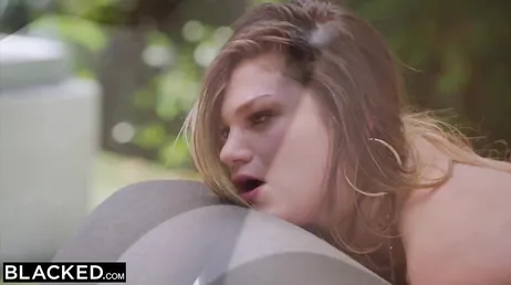 Athena Faris kunde inte hålla sig när hon såg sin grannes stora svarta kuk