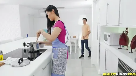 Pendant que papa fait une sieste, je baise sa femme