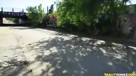 É legal ver minha namorada andando de bicicleta, ela tem uma bunda brutal...!!