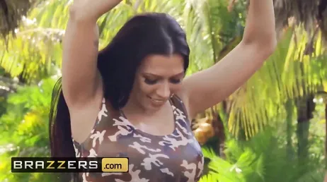 She fucks her personal trainer in the middle of the park, what a pair of thugs!
