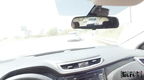 Er bringt sie nach Hause, als Gegenleistung dafür, dass sie ihre Muschi mit einem ordentlichen Cumshot füllt