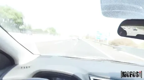 Er bringt sie nach Hause, als Gegenleistung dafür, dass sie ihre Muschi mit einem ordentlichen Cumshot füllt