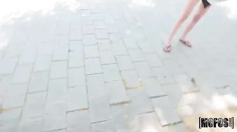 Er bringt sie nach Hause, als Gegenleistung dafür, dass sie ihre Muschi mit einem ordentlichen Cumshot füllt