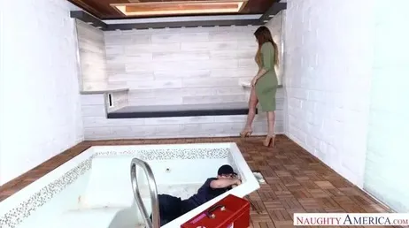 Mio marito non è a casa, guarda che figa puoi scoparti