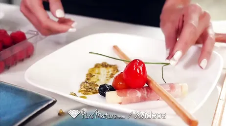 Elle chevauche sa bite sans arrêt jusqu'à ce qu'il jouisse dans son cul