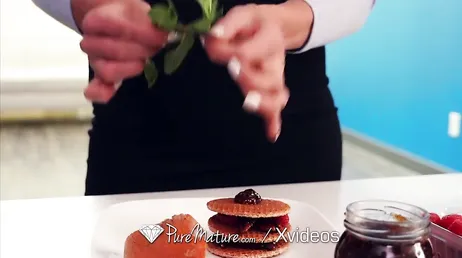 Elle chevauche sa bite sans arrêt jusqu'à ce qu'il jouisse dans son cul