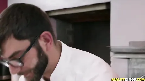 Il capo le tira fuori le tette e le allarga le gambe; Questo vuole il cazzo
