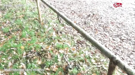 Han går en promenad på landet med sin vän och ger honom en avsugning