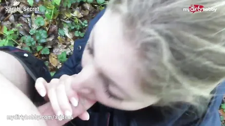 Han går en promenad på landet med sin vän och ger honom en avsugning