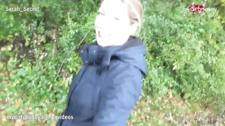 Han går en promenad på landet med sin vän och ger honom en avsugning