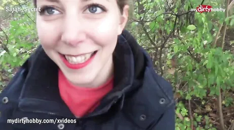 Han går en promenad på landet med sin vän och ger honom en avsugning