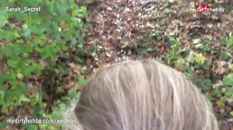 Han går en promenad på landet med sin vän och ger honom en avsugning