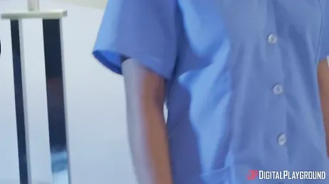 Un couple libéral a une légère séance de sado avec la femme de chambre