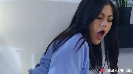 Un couple libéral a une légère séance de sado avec la femme de chambre