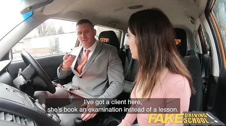 Spansk ung flicka belönar förarprövaren med ett knull