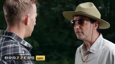 Je fais du camping et je me retrouve avec une énorme bite dans la chatte... !!