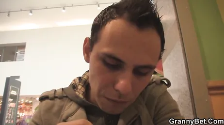 Putain de jeune homme, où as-tu si bien appris à bouffer la chatte ?