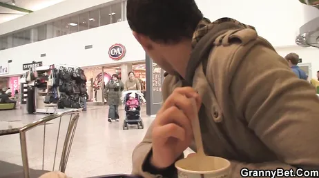 Putain de jeune homme, où as-tu si bien appris à bouffer la chatte ?