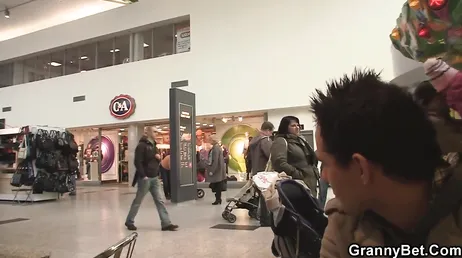 Putain de jeune homme, où as-tu si bien appris à bouffer la chatte ?