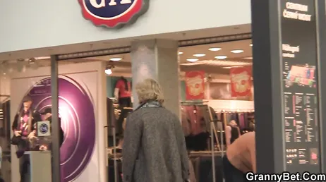Putain de jeune homme, où as-tu si bien appris à bouffer la chatte ?