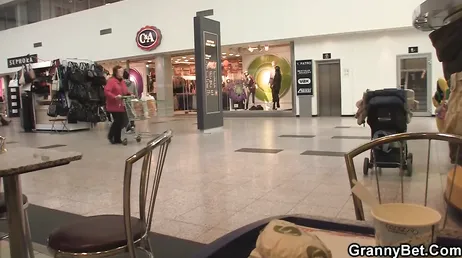 Putain de jeune homme, où as-tu si bien appris à bouffer la chatte ?
