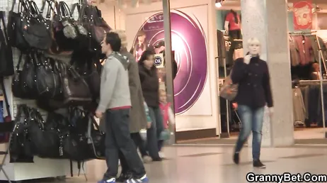 Putain de jeune homme, où as-tu si bien appris à bouffer la chatte ?