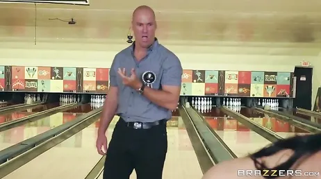 Un appuntamento al bowling con Valerie Kay non poteva finire in nessun altro modo