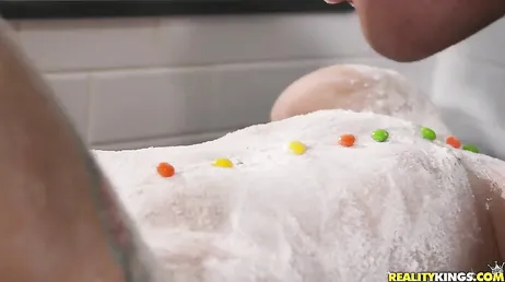 Si la surprise ne se passe pas bien, elle doit toujours chevaucher la bite