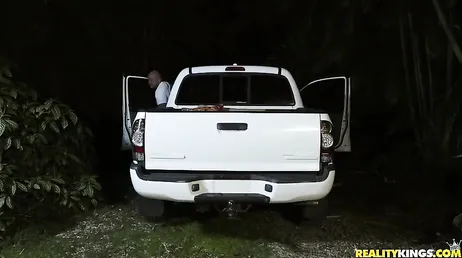 El cabrón tiene un picadero montado en la parte de atrás de la ranchera