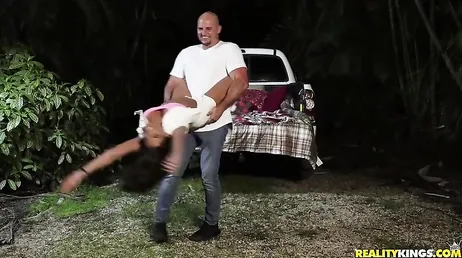 El cabrón tiene un picadero montado en la parte de atrás de la ranchera