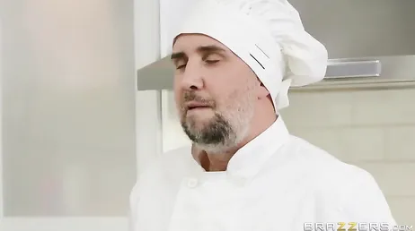 Han har lagat middag åt mig, nu ska jag göra efterrätt, det är min fitta!!
