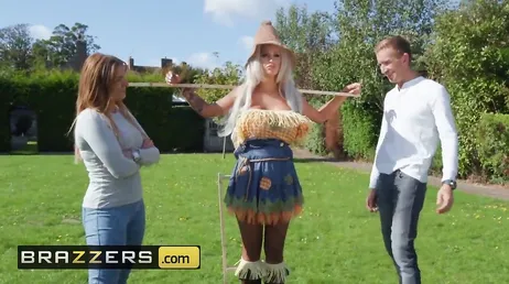 Quel véritable épouvantail à baiser, et quels superbes seins elle a