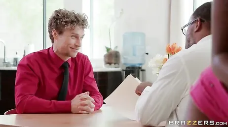 Die Tochter seines Partners will ihn aufwärmen, was für einen geilen Arsch er hat!