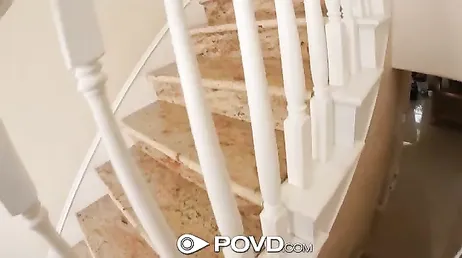 Il rentre à la maison quand il fait déjà jour, mais il veille à ce que papa ne se fâche pas.