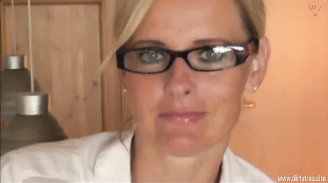 Die geile Sekretärin masturbiert, als sie alleine im Büro ist