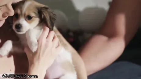 Anda cariño, deja al perrito que te quiero comer el coño ...