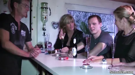 Trois femmes matures allemandes baisent un mec dans un pub libéral