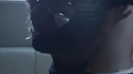 Pour une grosse facture, la vicieuse femme noire chevauche ta bite