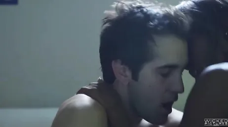 Pour une grosse facture, la vicieuse femme noire chevauche ta bite