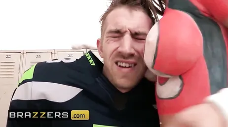 Dessa cheerleaders tar uppmuntrande av sina spelare på största allvar.
