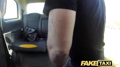 Eine junge Kundin fängt im Taxi an, ihre Muschi zu berühren. Was will sie?