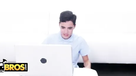 Ela fica com tesão vendo seu enteado se masturbando