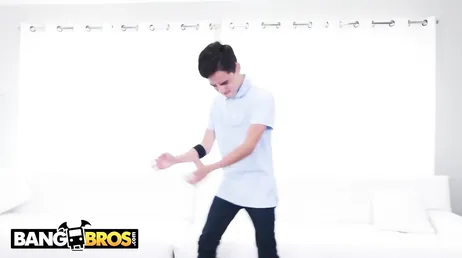 Ela fica com tesão vendo seu enteado se masturbando