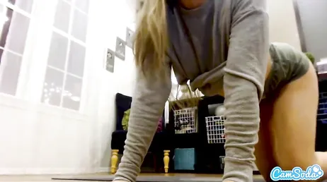 Den vackra Tori Black älskar att värma upp sina fans på porrwebbkameran