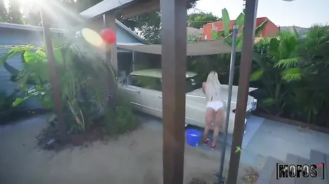 Elle lavait sa voiture et elle a fini par me montrer sa chatte, c'est ma voisine