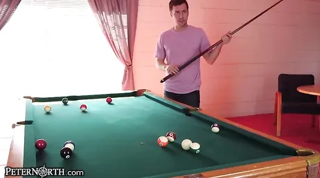 S'il te plaît, contrôle-toi, fils, je viens jouer au billard, pas pour que tu me déranges.